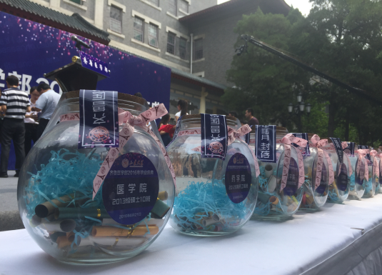 千名医学生把心愿封进“漂流瓶” 相约10年