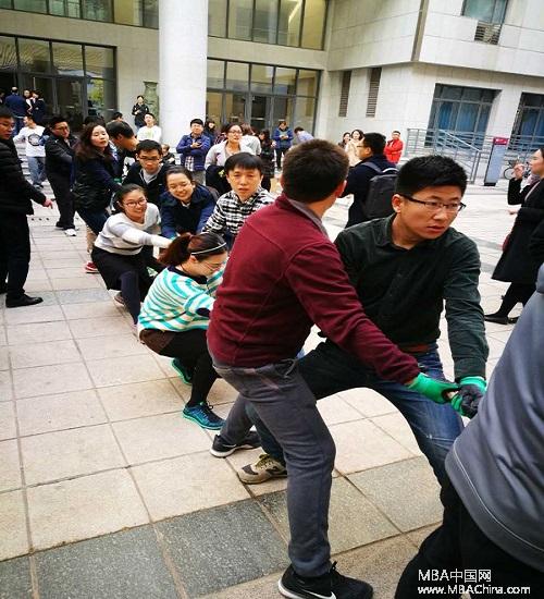 山东大学MBA开展第二届拔河联谊赛