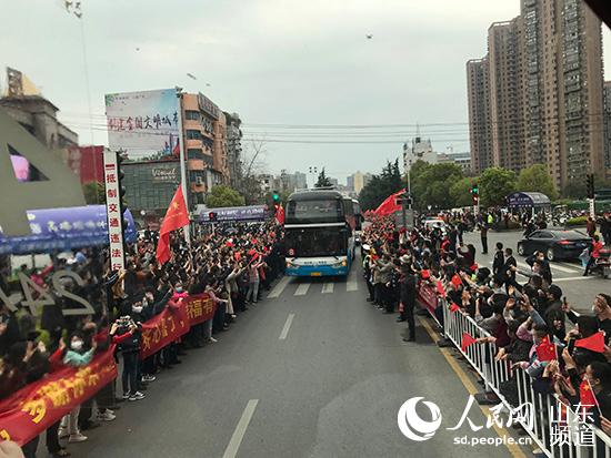 黄冈市民夹道欢送