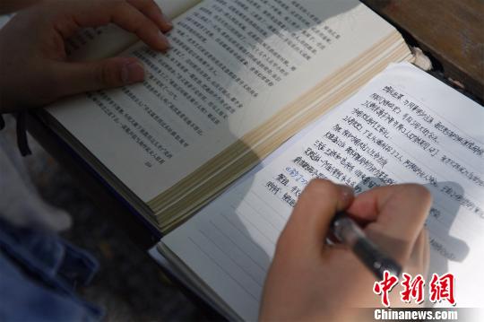 图为丁安琪在写读书笔记。　孙宏瑗 摄
