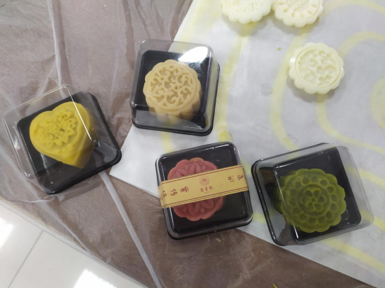 山东大学学子亲手制作月饼 体验中秋传统文化