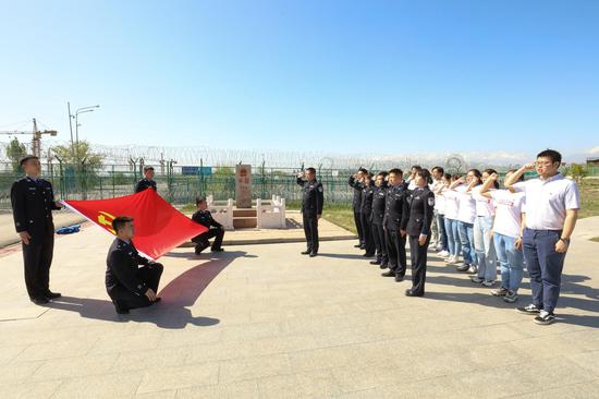 民警与支教团在界碑开展宣誓活动。