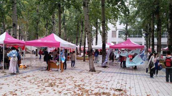 山东大学“百团大战”60余个社团使出“十八般武艺”纳新
