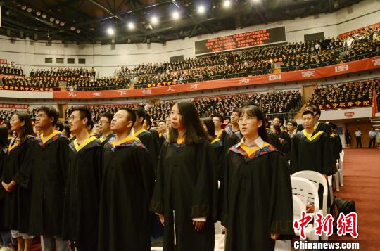 图为在毕业典礼最后阶段，全体师生共唱山东大学校歌。　郝学娟 摄