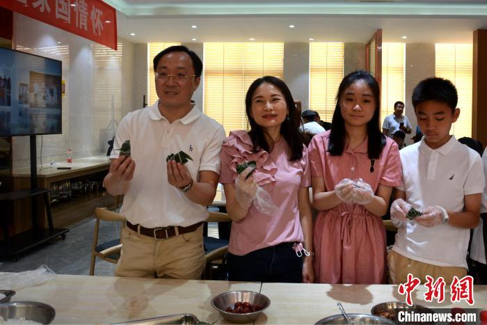 台胞任竣荣家庭参加活动。　宋阳 摄
