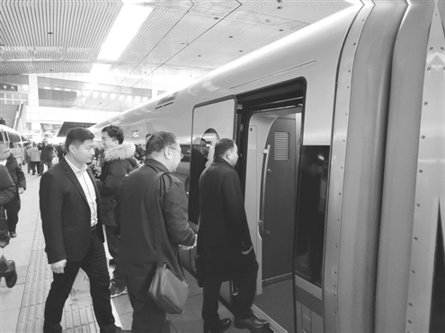 代表委员乘坐高铁前往北京,共赴春天的盛会