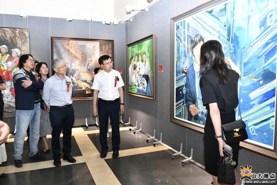 与会领导和嘉宾参观主题美术大展。