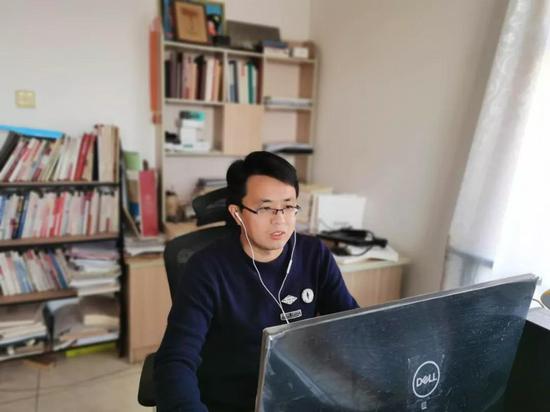 马克思主义学院张士海老师正在讲授《中国特色社会主义理论与实践研究》