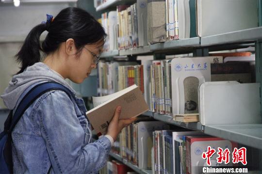 图为丁安琪在山东大学图书馆内借阅书籍。　孙宏瑗 摄