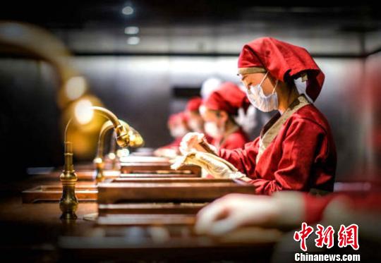 生物药学博士拜师非遗传人 用现代科学传承千年技艺 资料图:擦胶人。 沈旻 摄
