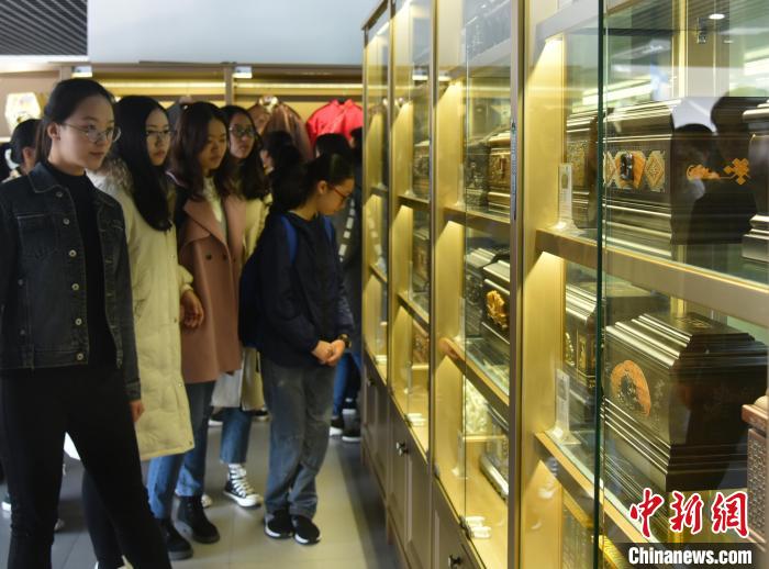 资料图:学生们在殡仪馆参观骨灰盒展示区。受访者供图 资料图:学生们在殡仪馆参观骨灰盒展示区。受访者供图