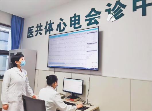 □记者李丽报道 　　东营市河口区人民医院医共体心电会诊中心，医生正在进行心电图诊断并出具报告。