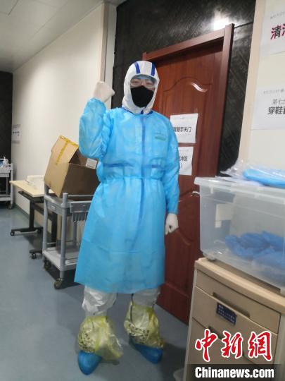 山东大学齐鲁医院医护人员穿上防护服后，投入到与病毒的紧迫“战斗”中。　山东大学齐鲁医院供图 摄