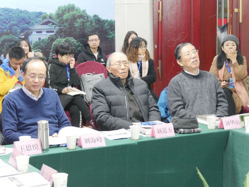 “高等教育改革回顾与展望学术研讨会”在武汉召开 与会者聆听分享 光明融媒记者张锐 摄