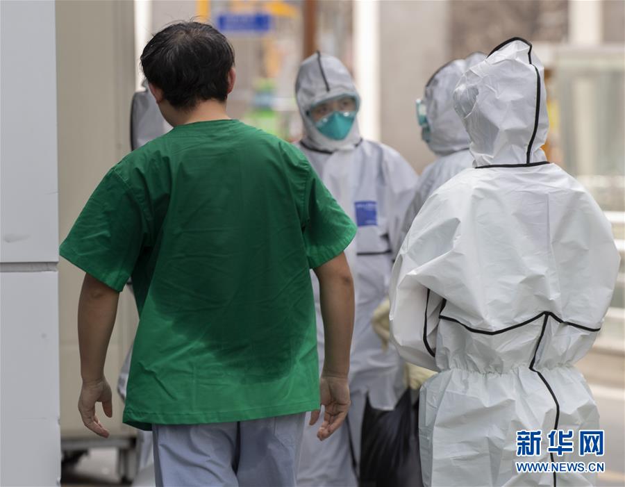 (新华全媒头条·图文互动)(10)白衣执甲为苍生——全球抗疫战场医护人员群像