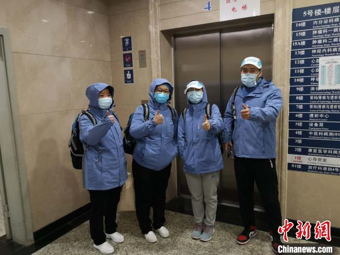 图为山东大学齐鲁医院医护人员互相鼓励、加油。　山东大学齐鲁医院供图 摄