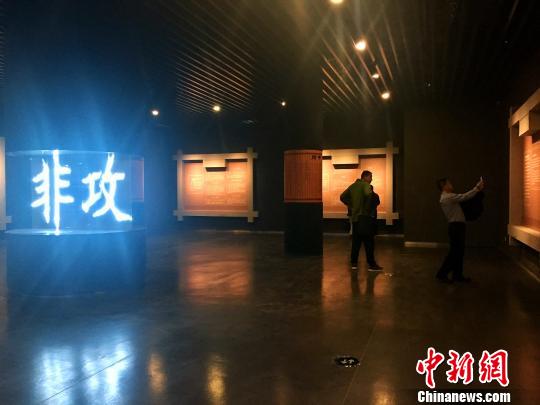 图为游客正在参观山东省滕州市墨子纪念馆新馆。　孙宏瑗 摄