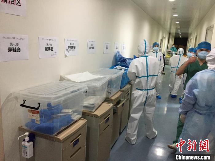 山东大学齐鲁医院医护人员有序穿戴防护服。　山东大学齐鲁医院供图 摄