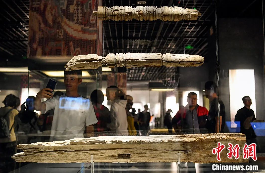 新疆博物馆2018年举办的《尼雅·考古·故事——中日尼雅考古30周年成果展》吸引民众参观。中新社记者 刘新 摄