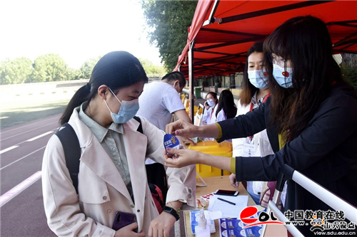 http://shandong.eol.cn/yuanxiaochuanzhen/202005/W020200518568189153934.jpg