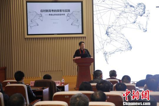 山东省实验中学副校长林宝磊介绍,该校加强对学生的选课指导,编制“走班”方案,做好中学与大学的课程衔接。 孙宏瑗 摄 山东省实验中学副校长林宝磊介绍,该校加强对学生的选课指导,编制“走班”方案,做好中学与大学的课程衔接。 孙宏瑗 摄