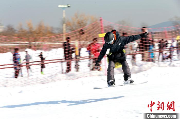 民众在滑雪场体验滑雪乐趣。　梁犇 摄