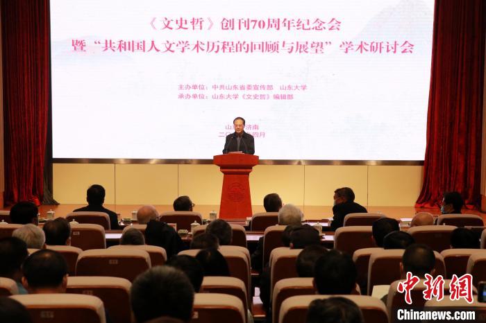 山东省委常委、宣传部部长于杰担任大会主持人。 梁犇 摄 山东省委常委、宣传部部长于杰担任大会主持人。 梁犇 摄
