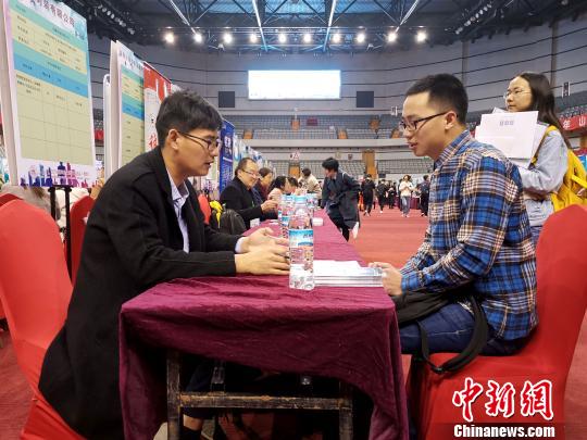据了解,此次双选会不仅为毕业生提供了高质量的就业机会,还提供了大量实习实践岗位,为2020届毕业生提前择业创造条件。 郝学娟 摄 据了解,此次双选会不仅为毕业生提供了高质量的就业机会,还提供了大量实习实践岗位,为2020届毕业生提前择业创造条件。 郝学娟 摄