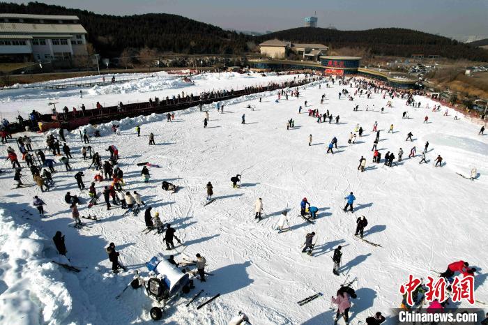 民众在滑雪场体验滑雪乐趣。　梁犇 摄