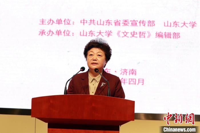 山东大学校长樊丽明在大会上致辞。 梁犇 摄 山东大学校长樊丽明在大会上致辞。 梁犇 摄