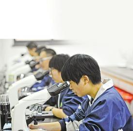 点击查看大图 教授和学生一起玩转科学