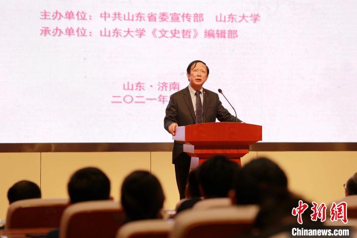 山东大学儒学高等研究院执行院长、《文史哲》杂志主编王学典在现场作汇报发言。 梁犇 摄 山东大学儒学高等研究院执行院长、《文史哲》杂志主编王学典在现场作汇报发言。 梁犇 摄