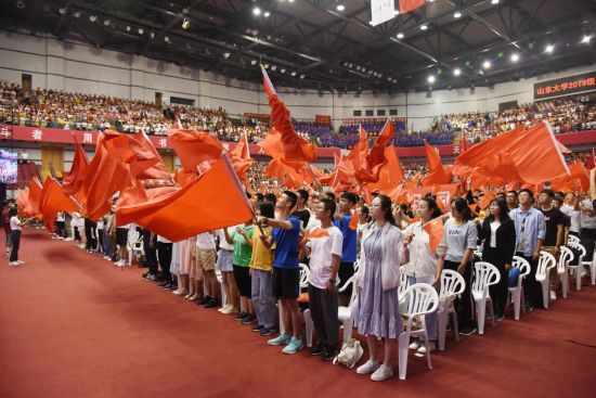 图为开学典礼现场。 图为开学典礼现场。