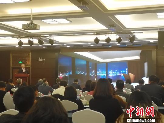 香港理工大学教授谢思明发表题为“产学研融合产生的旅游新动能”的主题演讲。 孙婷婷 摄 香港理工大学教授谢思明发表题为“产学研融合产生的旅游新动能”的主题演讲。 孙婷婷 摄