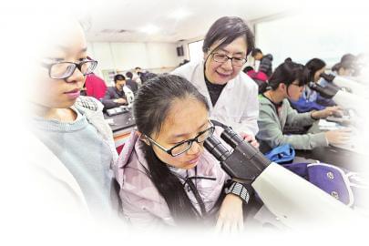 点击查看大图 教授和学生一起玩转科学
