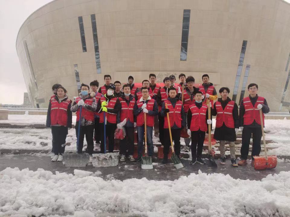 山东大学组织开展校园扫雪除冰劳动教育活动