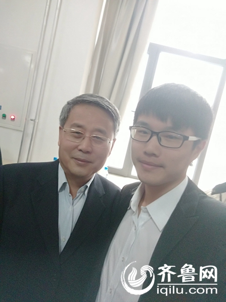 杨彬同学向记者提供了与郭树清省长的自拍照