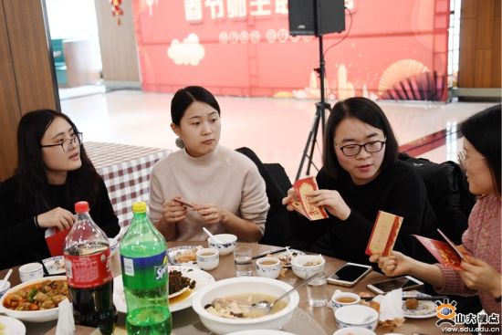 山东大学留校师生欢聚一堂喜迎新春佳节。