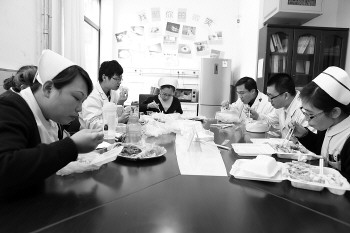 医护人员的午餐。图片除署名外均为 高明兴 摄