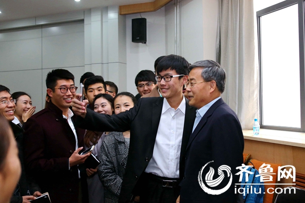 郭树清接受大学生杨彬的自拍请求,与杨彬合影。
