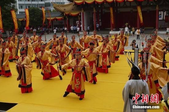 9月28日,广西柳州举办民间祭孔大典,包括广西少数民族及外籍友人等近千名市民在文庙共同祭拜孔子。本次民间祭孔大典主要采用汉代祭祀模式,通过乐、歌、舞、礼四种形式集中表现儒家思想文化,少数民族及外籍友人共咏《论语》纪念孔子。王运鹏 摄 点击进入下一页