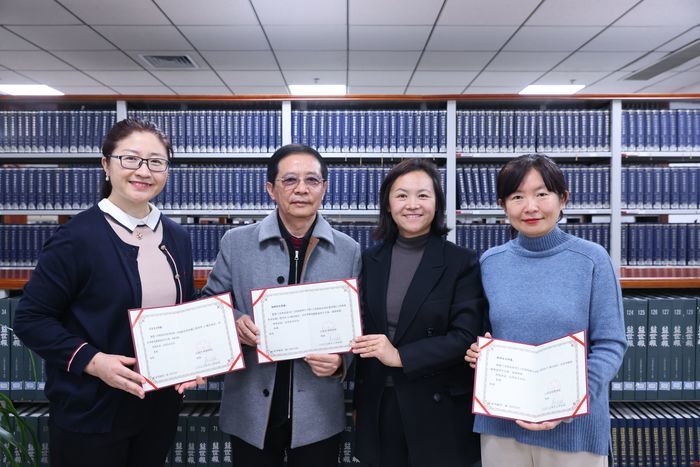 济南文化学者侯林、王文、侯环向山大图书馆赠送《济南园林七十家》等图书