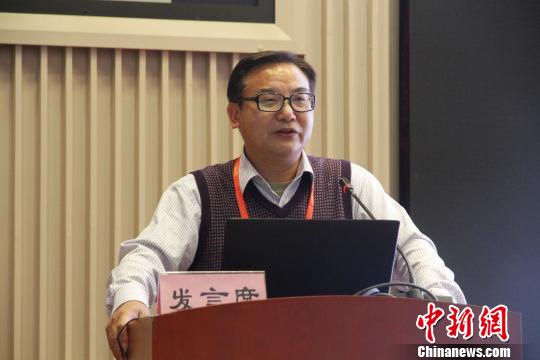 杭州学军中学校长冯定应表示,高开改革后,要防止学生因为选择过多,压力变大、负担加重等问题。 孙宏瑗 摄 杭州学军中学校长冯定应表示,高开改革后,要防止学生因为选择过多,压力变大、负担加重等问题。 孙宏瑗 摄