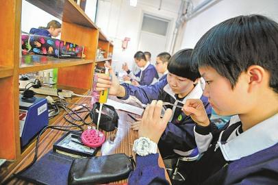 点击查看大图 教授和学生一起玩转科学