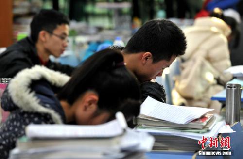 学子为考研紧张复习。<a target='_blank' href='http://www.chinanews.com/'>中新社</a>记者 张斌 摄 点击进入下一页