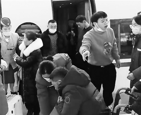 李春林和列车员、乘警以及志愿者一起将患者安置在稍空旷的地方展开急救 视频截图