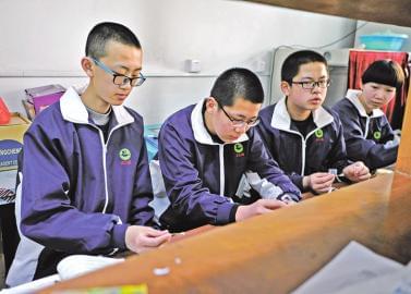 点击查看大图 教授和学生一起玩转科学