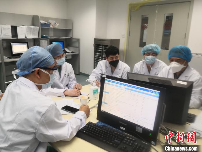 山东大学齐鲁医院医护人员在讨论治疗方案。　山东大学齐鲁医院供图 摄