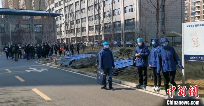 山东大学齐鲁医院医护人员遇到西安交通大学附属医院和复旦大学附属上海中山医院医护人员。　山东大学齐鲁医院供图 摄