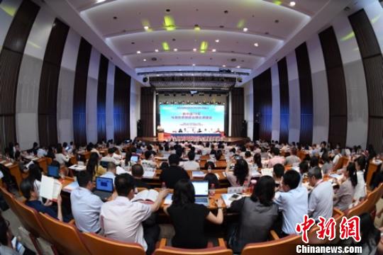首届全国高校思想政治理论课建设高端论坛6月9日在中国人民大学举行。主办方供图 首届全国高校思想政治理论课建设高端论坛6月9日在中国人民大学举行。主办方供图